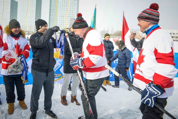 Впервые в Казахстане прошел зимний турнир по хоккею с шайбой на реке