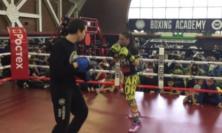 Видео открытой тренировки Шариповой в Академии бокса Мейвезера