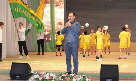 Певец Абдуллин стал почетным гостем «Тобола»