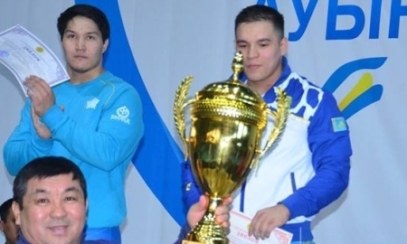 В Кызылорде победителю чемпионата по тяжелой атлетике вручили кубок имени Ильина