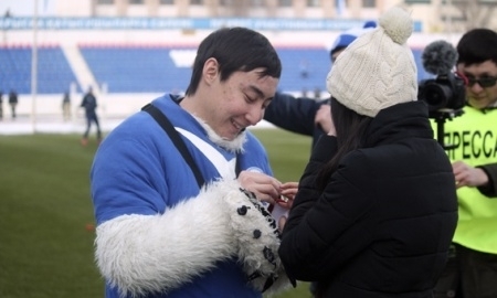 Футболист сделал предложение руки и сердца на матче «Иртыш» — «Акжайык»