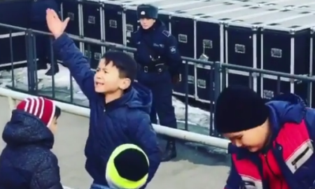 Юный фанат «Кайрата» «завел» болельщиков на матче с «Актобе»