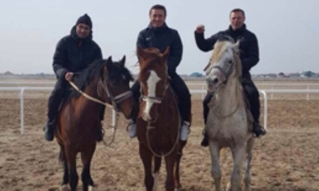 Младенов на коне в Кызылорде