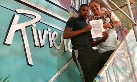 Соперник Шуменова сфотографировался с контрактом на бой с казахстанцем