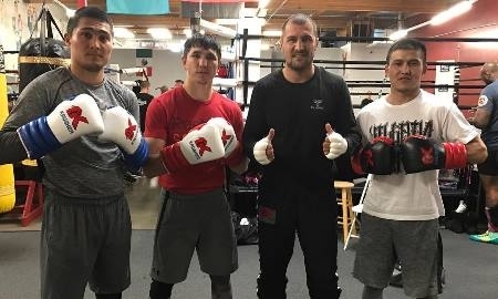Ковалев подарил перчатки казахстанским боксерам