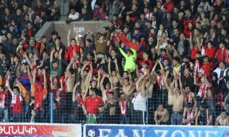 «В единоборствах у казахстанских футболистов получалось бы лучше». Самые интересные высказывания армянских болельщиков после матча Армения — Казахстан