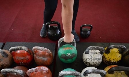 Женщина-силачка из казахского аула поразила пользователей соцсетей