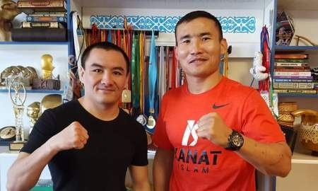 Ислам подарил чапан Жакиянову