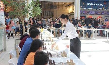 Садуакасова сыграла одновременно с 70-ю любителями шахмат