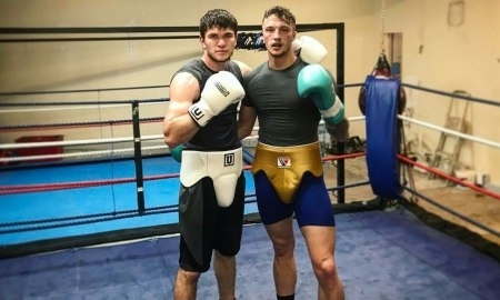 Ахмедов спаррингует с британским проспектом на сборах в Англии