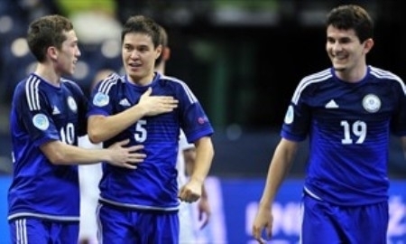 <strong>Казахстанские футзалисты стартовали с разгромной победы в основном раунде ЕВРО-2018</strong>