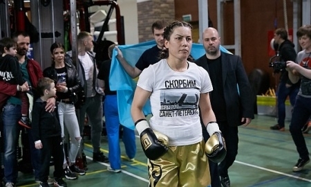 Шарипова продаст перчатки и футболку с боя в рамках акции по сбору средств для семьи погибшего в Санкт-Петербурге казахстанца