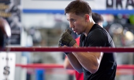 СМИ считает, что Головкин придумал травму ради боя с Альваресом