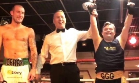 Журналист провел благотворительный бой в шортах и майке с инициалами Головкина