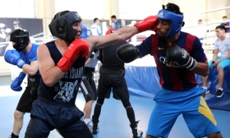 Сборная Казахстана проводит спарринги с боксерами из Индии