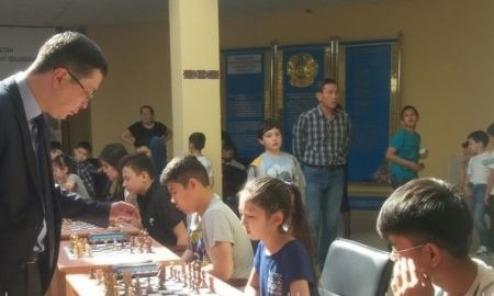 Международные гроссмейстеры показали мастер-класс юным шахматистам в Уральске
