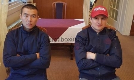 Журавский и Ешенов сфотографировались со своими поясами