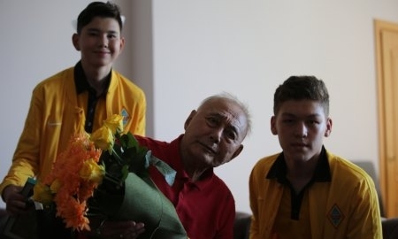 Воспитанники Академии «Кайрата» поздравили Тимура Сегизбаева