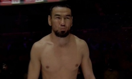 Тлауов за полторы минуты «задушил» соперника на турнире Fight Nights Global 65