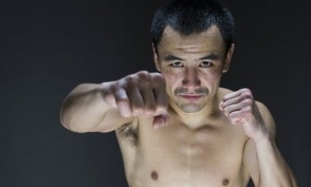 Перчатки Жакиянова продали за 600 тысяч тенге в Петропавловске