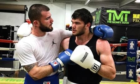 Ахмедов завершает тренировки в зале Мэйвезера