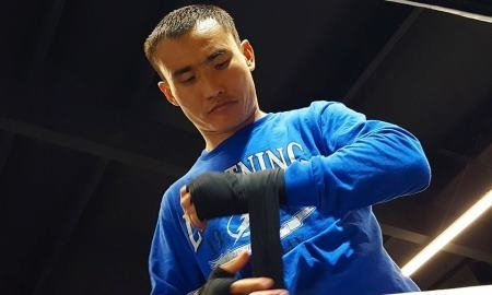 Ислам показал свои перчатки на бой с Гонсалесом