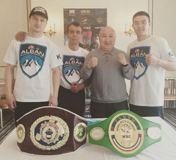 Журавский и Ешенов сфотографировались со своими поясами