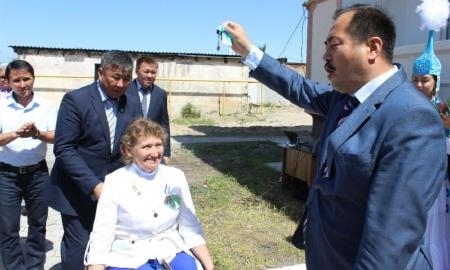 Сметов и Габидуллина получили ключи от квартир в Таразе