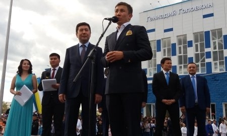 В Караганде дети бежали за машиной, в которой ехал Головкин