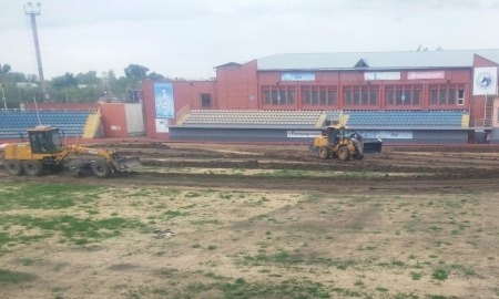 На стадионе «Окжетпес» начался демонтаж натурального поля