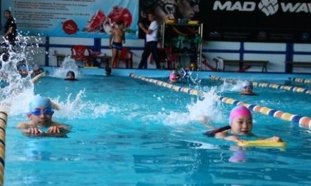 В Алматы бесплатно обучают детей плаванию 
