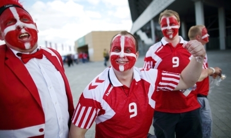 «Венгры тоже играли против любителей. И какой получился результат!». Самые интересные высказывания датских болельщиков перед матчем Казахстан — Дания