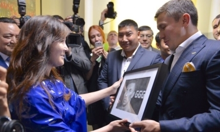 Претендентка на рекорд Гиннесса подарила Головкину его портрет