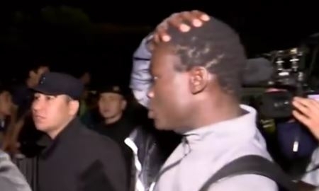 Казахстанские болельщики стащили кепку с головы футболиста сборной Дании