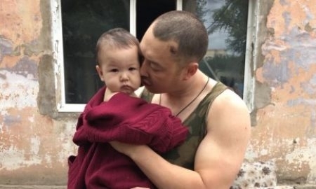 В Астане тренер по тайскому боксу спас из пожара женщину с ребенком