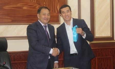 Ниязымбетову вручили ключи от двухкомнатной квартиры