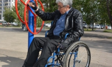 В Столичном парке появились новые тренажеры для лиц с ограниченными возможностями