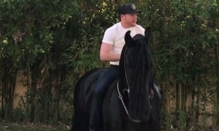 Соперник Головкина «Канело» прокатился верхом на лошади для сюжета HBO