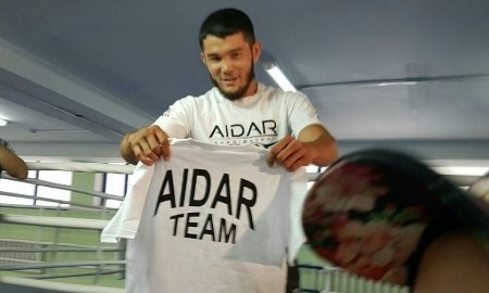 Шарибаев провел встречу с болельщиками в Алматы