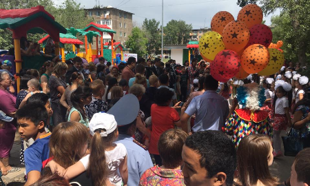 Головкин подарил землякам детскую площадку