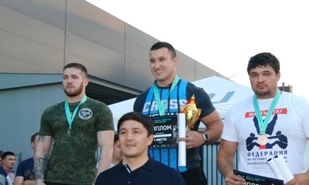 Атырауский силач перетянул пятитонный грузовик за 16 секунд