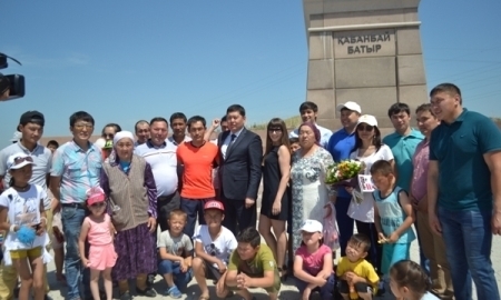 В Усть-Каменогорске встретили спортсмена, дошедшего пешком до «ЕХРО-2017»