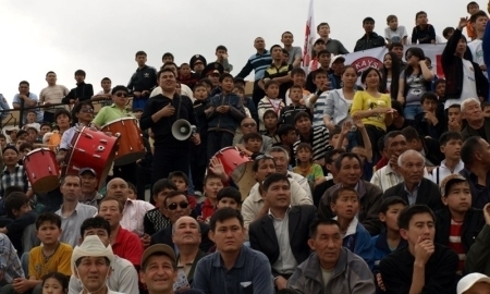 «Кайсар» и «Актобе» оштрафованы за бросание зрителями предметов на поле