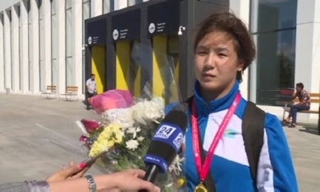 В столичном аэропорту встретили чемпионку Азии по женской борьбе среди молодежи