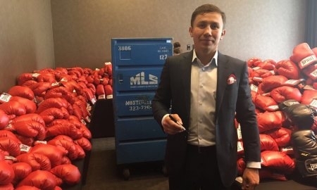 Головкин и Альварес подписали 1200 перчаток для фанатов