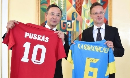 Венгерский министр получил футболку Кляйнхайслера