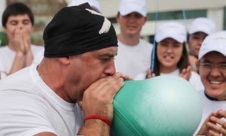 Казахстанский силач установил мировой рекорд по лопанию грелки