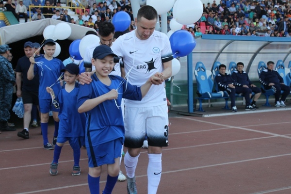 На матч «Иртыш» — «Окжетпес» футболистов вывели дети с особенными потребностями