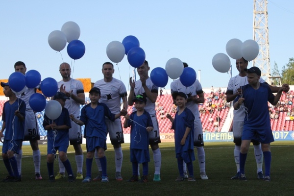 На матч «Иртыш» — «Окжетпес» футболистов вывели дети с особенными потребностями
