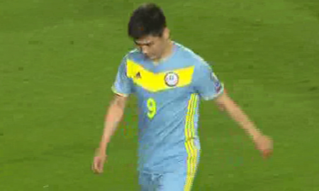 Видео удаления Исламхана в матче с Данией